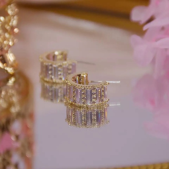 Women C-Shaped Simple Stud Earring - Picture 2 of 4